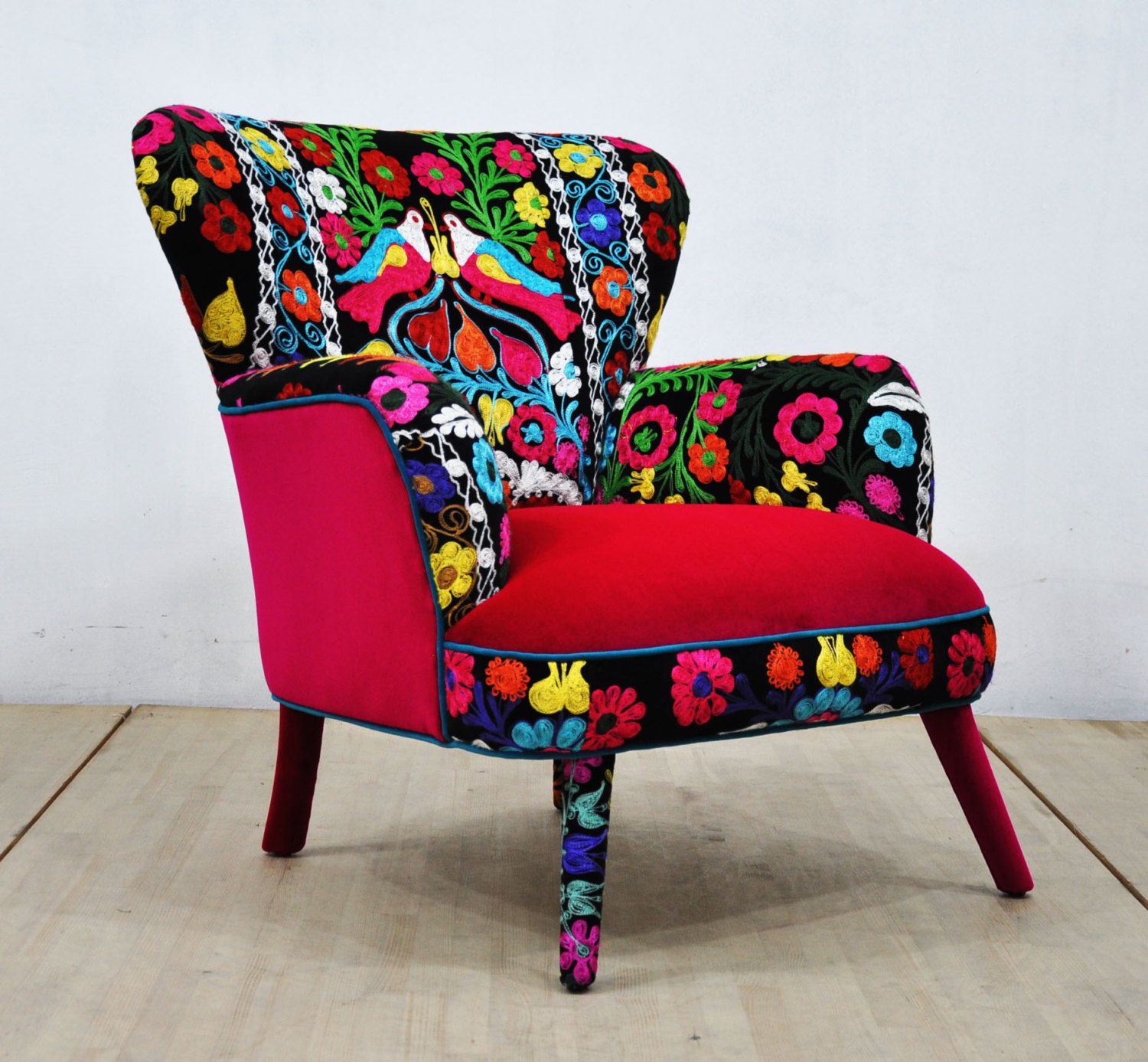 Кресло с цветочным принтом